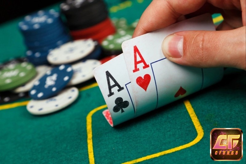 Một mẹo chơi poker hiệu quả khác là theo dõi và phân tích mẫu đặt cược của đối thủ